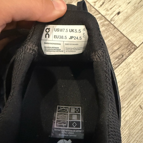 On Running Athletic Shoes - Picture 6 of 6